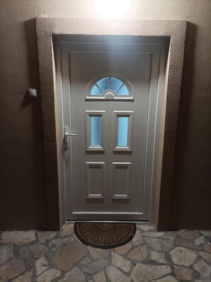 Apartmani Marija Zemun Zemun Polje Buitenkant foto