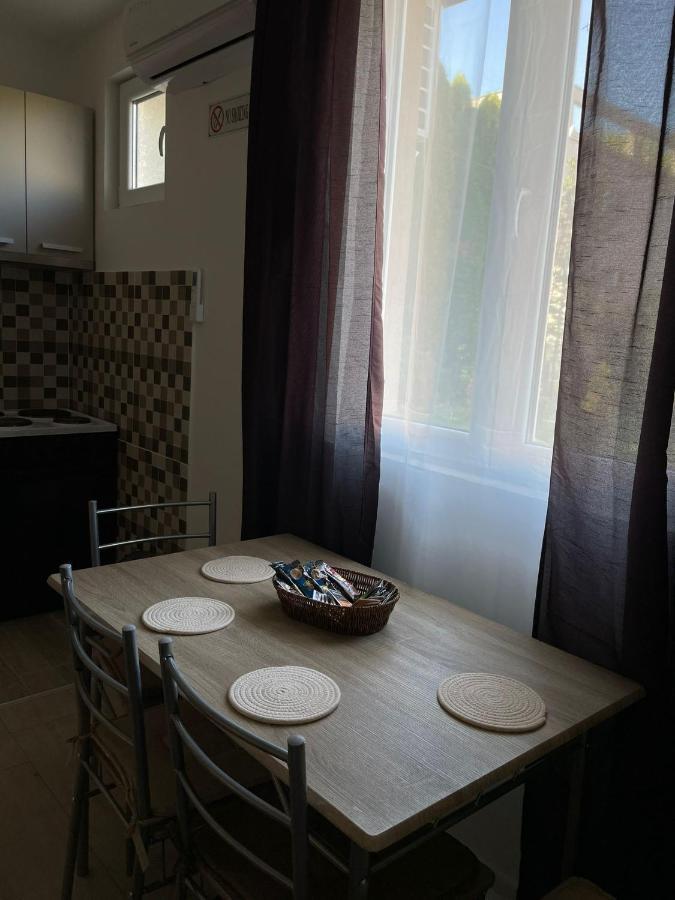 Apartmani Marija Zemun Zemun Polje Buitenkant foto