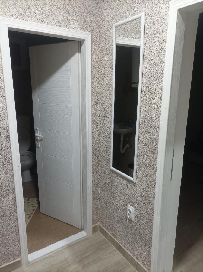 Apartmani Marija Zemun Zemun Polje Buitenkant foto